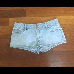 Hollister shorts. Size 7. Light wash denim. EUC.😍